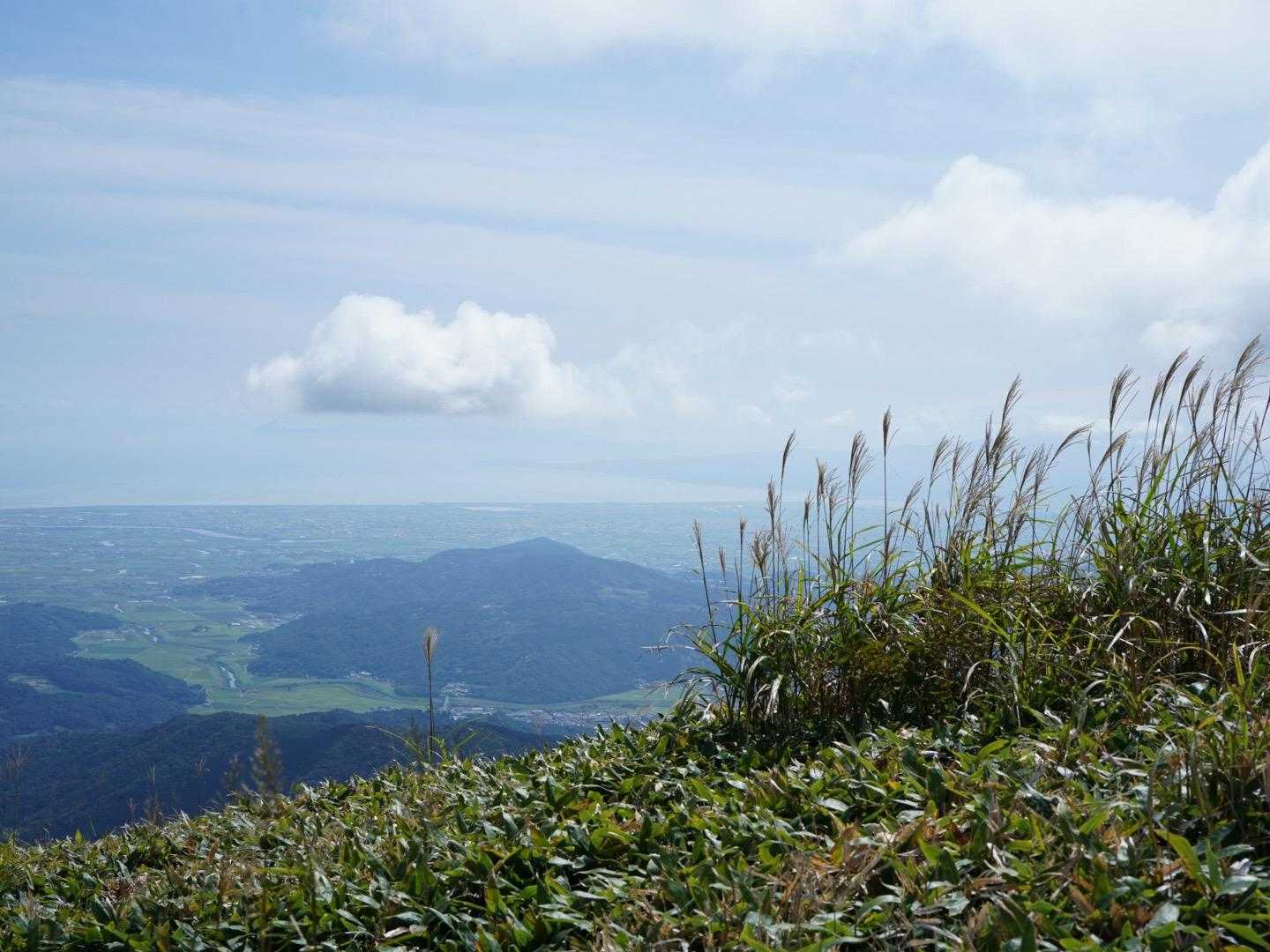 風にススキも揺れて、山頂は涼しかったのに