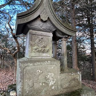 石宮には千鳥と狼が彫られていました。