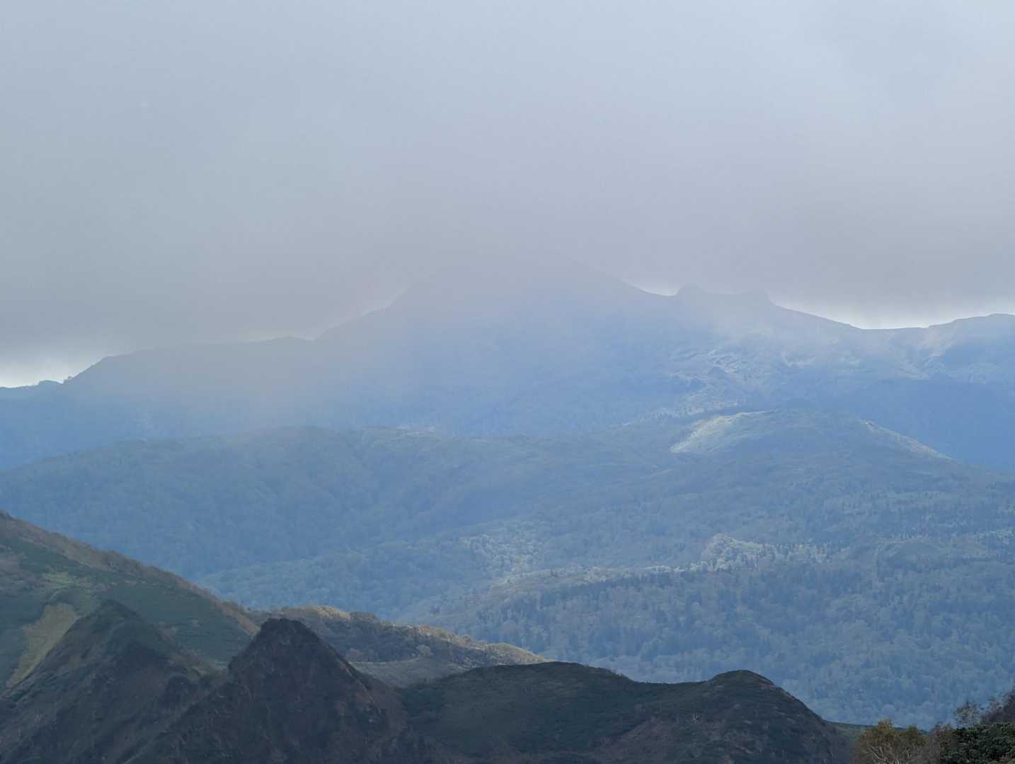 下山を開始して、一つ目の小さな登り返しを登り、雲峰山に到達する。

後ろを振り返ると、かすかに夕張岳の姿が見えていた。

あざーっす😂🙏

今日は、朝焼けに映える夕張岳に始まり、雲に霞む夕張岳で終わるのだった。

それは、この夏シーズンの最大目標だったナメワッカ岳への挑戦がフェードアウトしていくかのようだった😭🙏