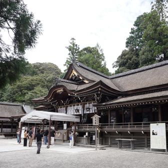 日本最古の神社とも云われ、本殿はなく、三ツ鳥居を通して三輪山を直接拝む