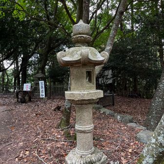 三角点近くの石灯籠…