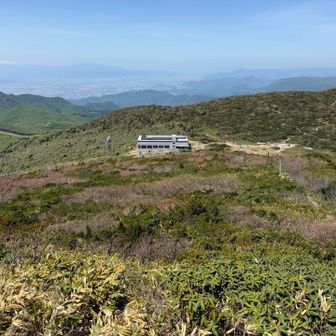 蔵王ロープウェイの山頂駅がみえる