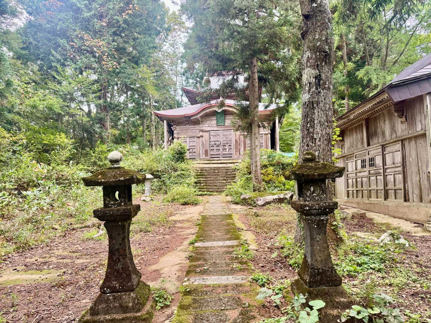 山頂到着！
金峯神社本殿があります。