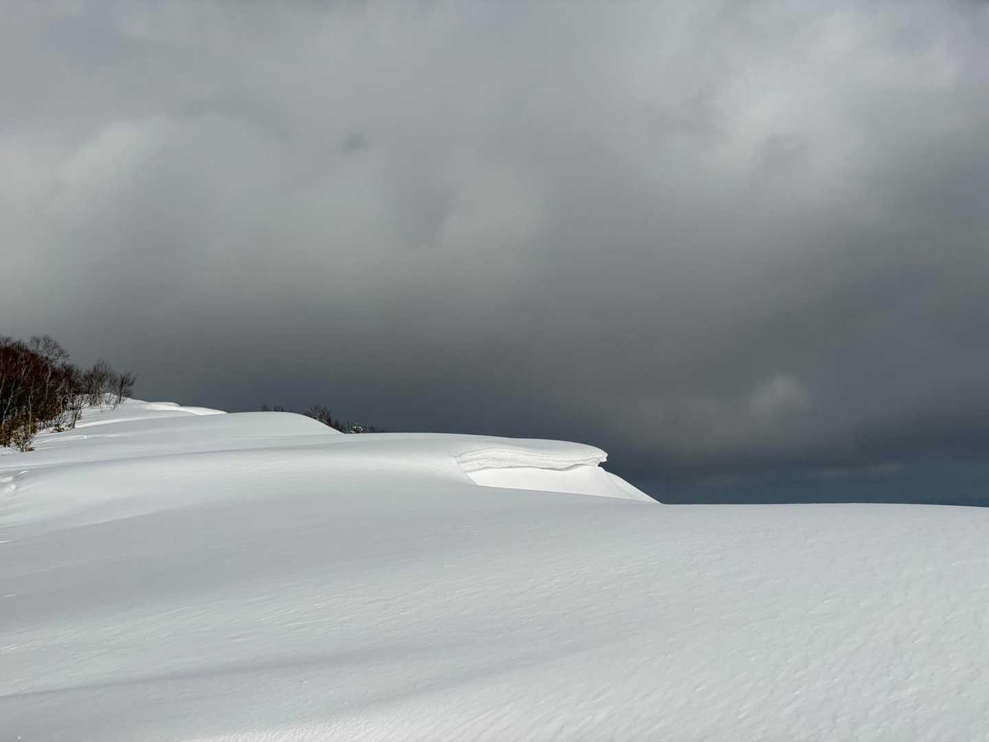 雪庇に近づかない様に