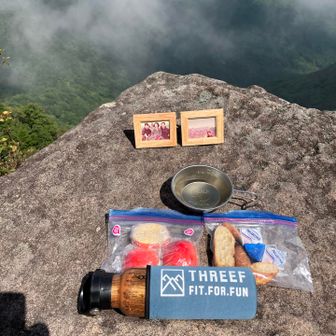 坐禅岩にて
父母と登った山の写真とともに
まず父の追悼と母の平癒祈願の読経
その後にモーニングタイム
りんご🍎とフランス🇫🇷パン
モーニングタイムは
西藏チベット仏教音楽🎵
をバックに‼️
山に合う❣️