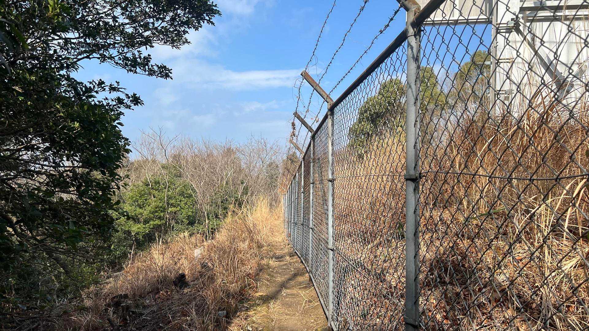 また端を歩きます