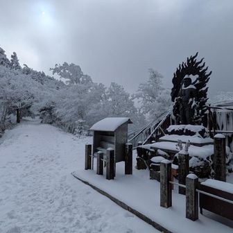 
洞辻󠄀小屋からはﾁｪﾝｽﾊﾟに換装⛓️

一応、ﾋﾟｯｹﾙ⛏️と12本💅も担いで来たけど

結局最後まで使わず行けた
