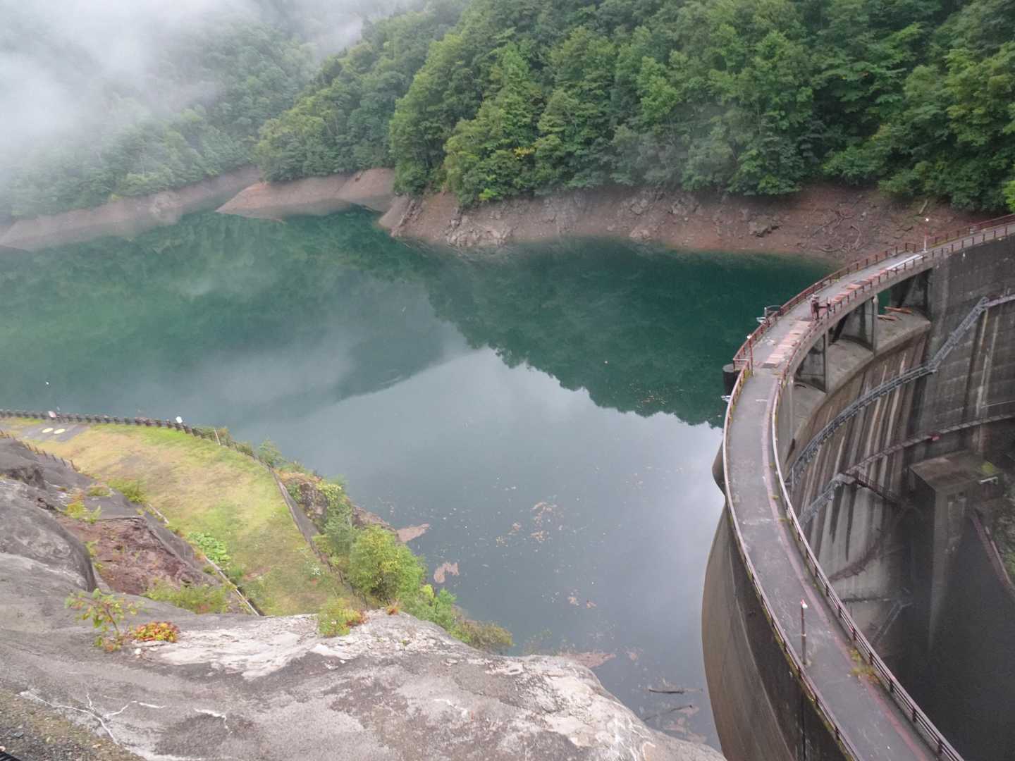 夜間は相当な雨量でしたが、朝の出発時はパラパラですぐに止みました🎶歩いてすぐに幌尻湖と奥新冠ダム

ここからが長い！下山なので気は楽👍