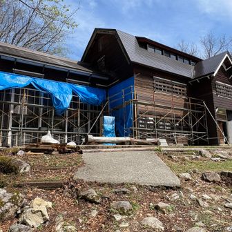 9:51 猿倉とうちゃこ
猿倉荘は小屋開けの準備中
バス停にちょうど5人乗れるタクシーが待っててくれてラッキー