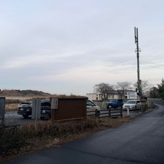 つくし湖横の駐車場は、この時間まだ余裕ありましたがこの先の路肩駐車場にもかなりの車ありました🚗