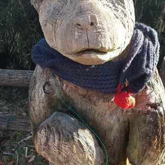 山頂の山北駅方面すぐでは、チェーンソーアート大会がやっていました。
この熊さんは、道標の作品です。
襟巻きして、可愛い❤️上手い！