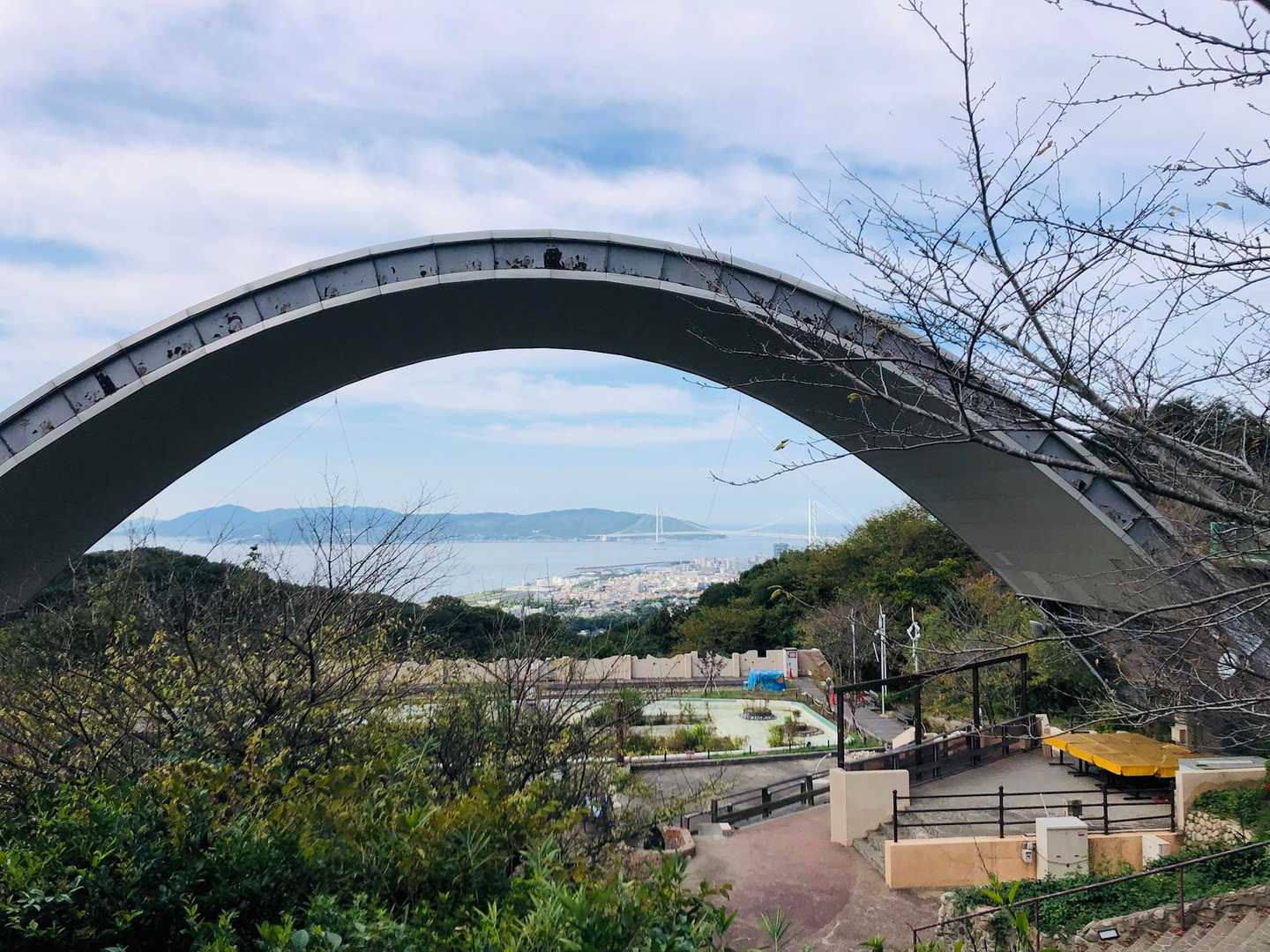 ドーム越しの明石海峡🌊
いつも通り古き良き昭和の童謡が流れる須磨浦山上遊園🎶