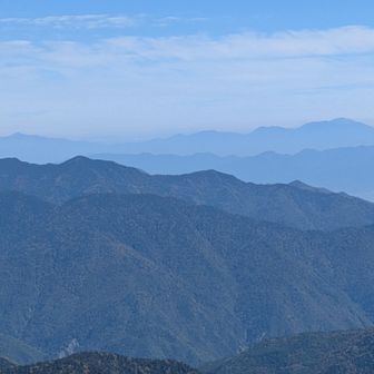 大黒岳から見た浅間山(右)、四阿山