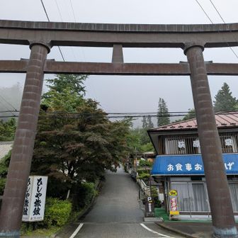 妙義神社入口からスタート、曇り予報でしたが時々霧雨、濡れた鎖には細心の注意を