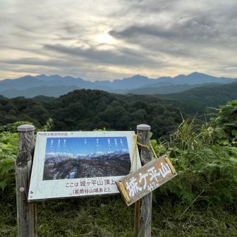 山頂からの風景。

昨日登った剱岳がど真ん中に。