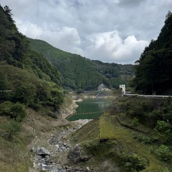 登山口から振り返ってダム湖を見て。