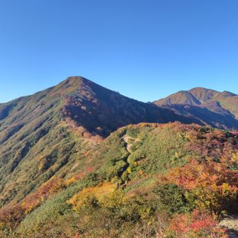 左は小朝日岳、右が大朝日岳