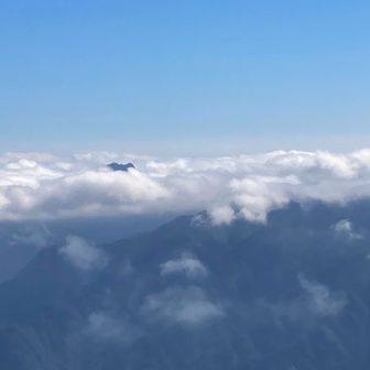 雲の上から傾山がひょっこり⛰️😳