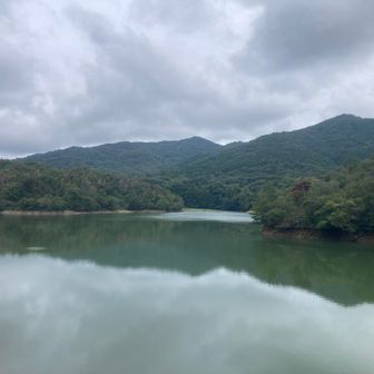 池に映るのは弥勒山でしょうか？