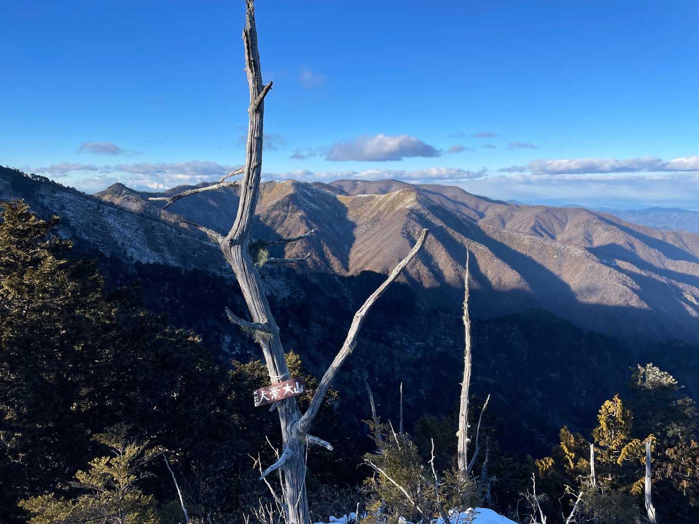 おぉ〜✨大常木山⛰とうちゃこヽ(´▽｀)/
奥には和名倉山が見える〜🤩🤩東仙波〜カバアノ頭までの笹原綺麗だったよなぁ🎶