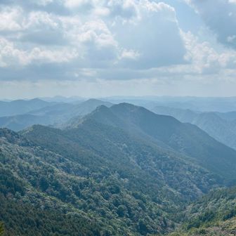 入道山を中心に紀南の山々。南方。