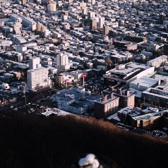 DCMの看板にピントを合わせてみた。

手前に小さい雪だるまがある。