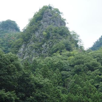 健脚コースの入り口から見上げる岩峰群