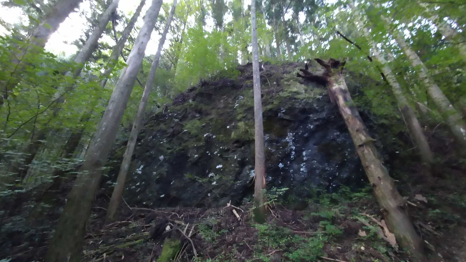 巨岩が至る所に