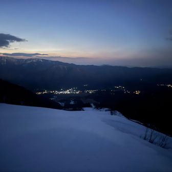 いつもヘッデンスタートの時は前日の睡眠時間を減らして早く寝て早く起きるのですが、この日は急遽ヘッデンスタートを決めたので前日の睡眠時間を減らせておらず7時にに寝ても中々寝つきが悪く、結局合計で30分くらいしか寝れずに1時半にひみつきちを出発し、途中の牛丼の朝ごはんタイムを含めて3時に栂池スキー場の中央駐車場ではなく、もう一段上の日帰り駐車場にとめてスタートしました。

栂池自然園までは真っ暗なスキー場を黙々と登ります。振り返ると栂池のスキー場街の街灯りが正面に、右奥には白馬村の街灯りが見えています✨