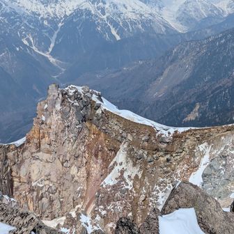 大迫力の爆裂火口の岩肌
