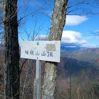 権現山についた　後ろは雲取山かな？　その左の飛龍山にはでかい雲がかかっている
