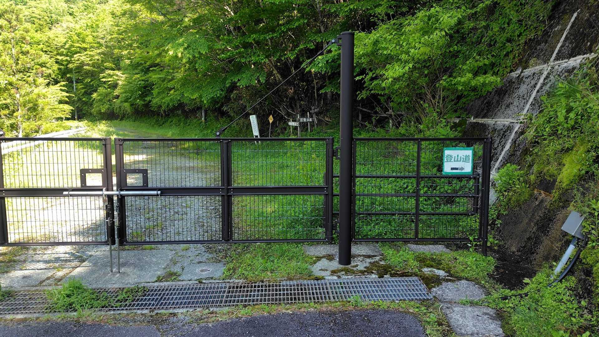 柵の横を通り林道を少し歩きます🚶