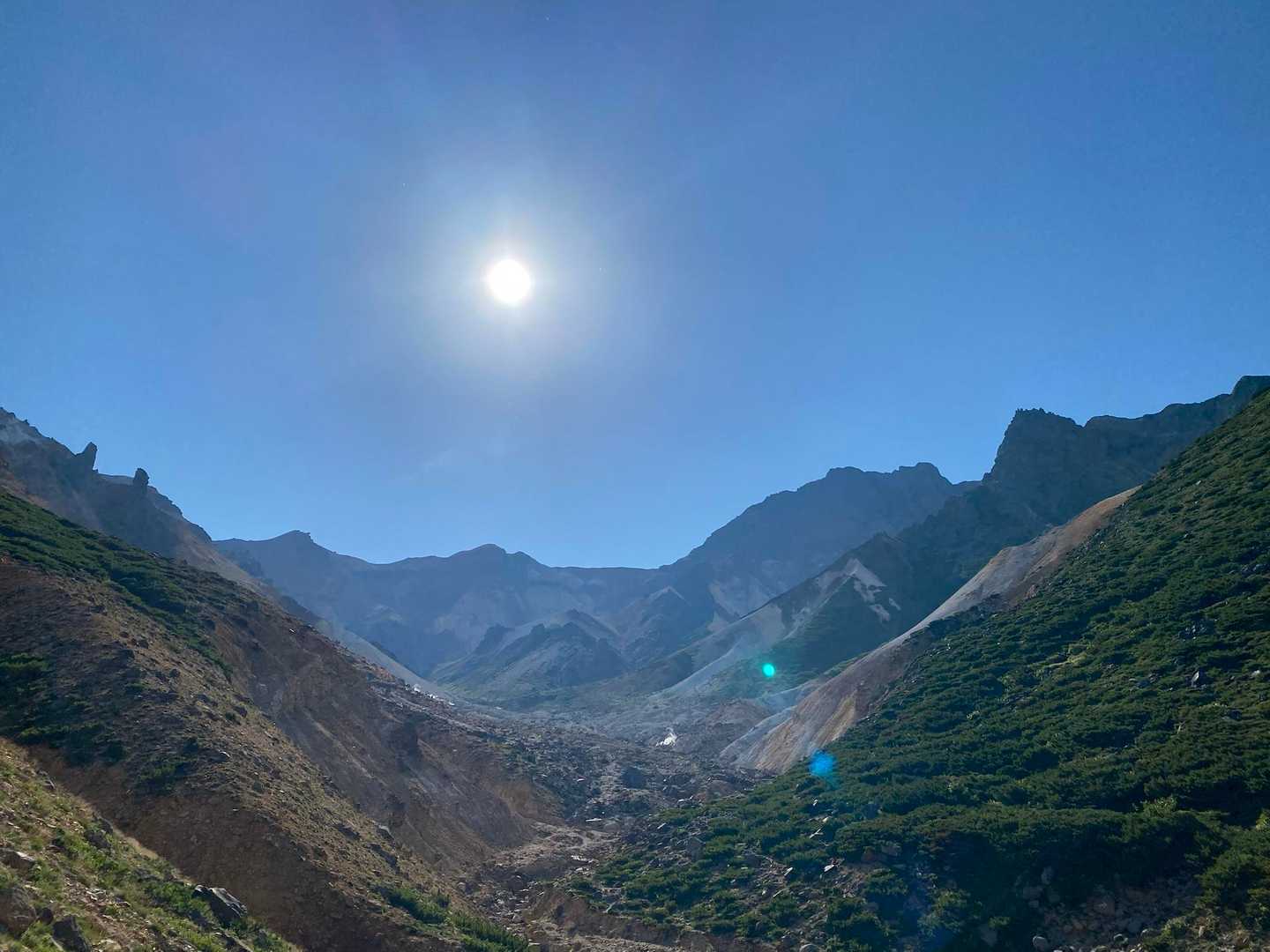 富良野岳往復 | 十勝岳温泉から楽しむ、雪渓とお花畑の山の写真