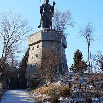 像の下のテラスに出ることができ　３６０度景色が見えます