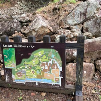 崩れた石垣も修復しているようです
