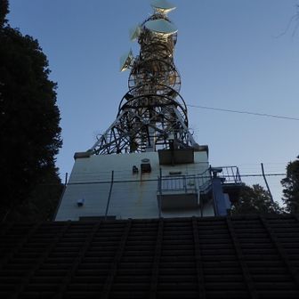 下から見上げた無線中継所