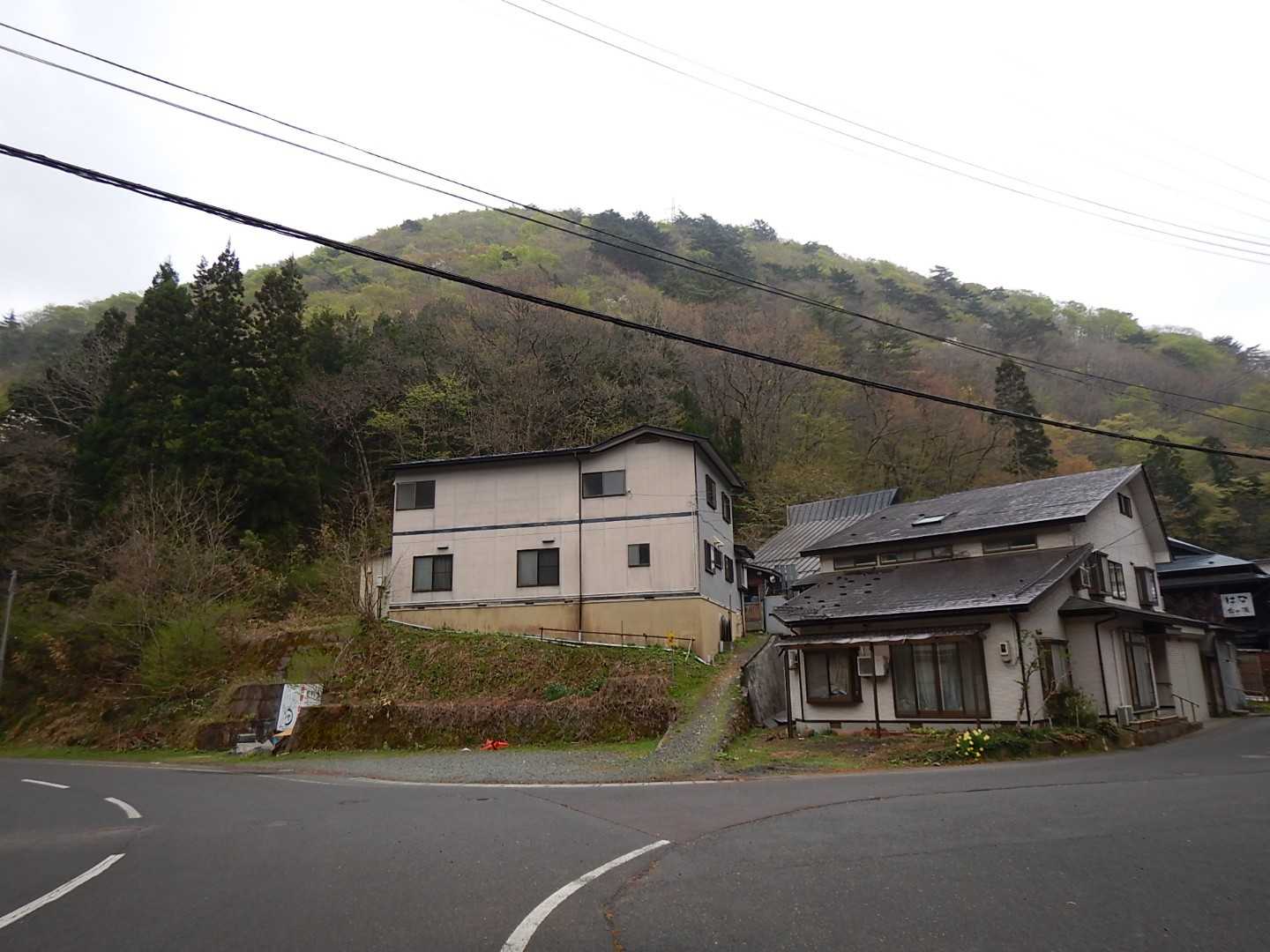 正面の民家に登っていく坂を行きます。