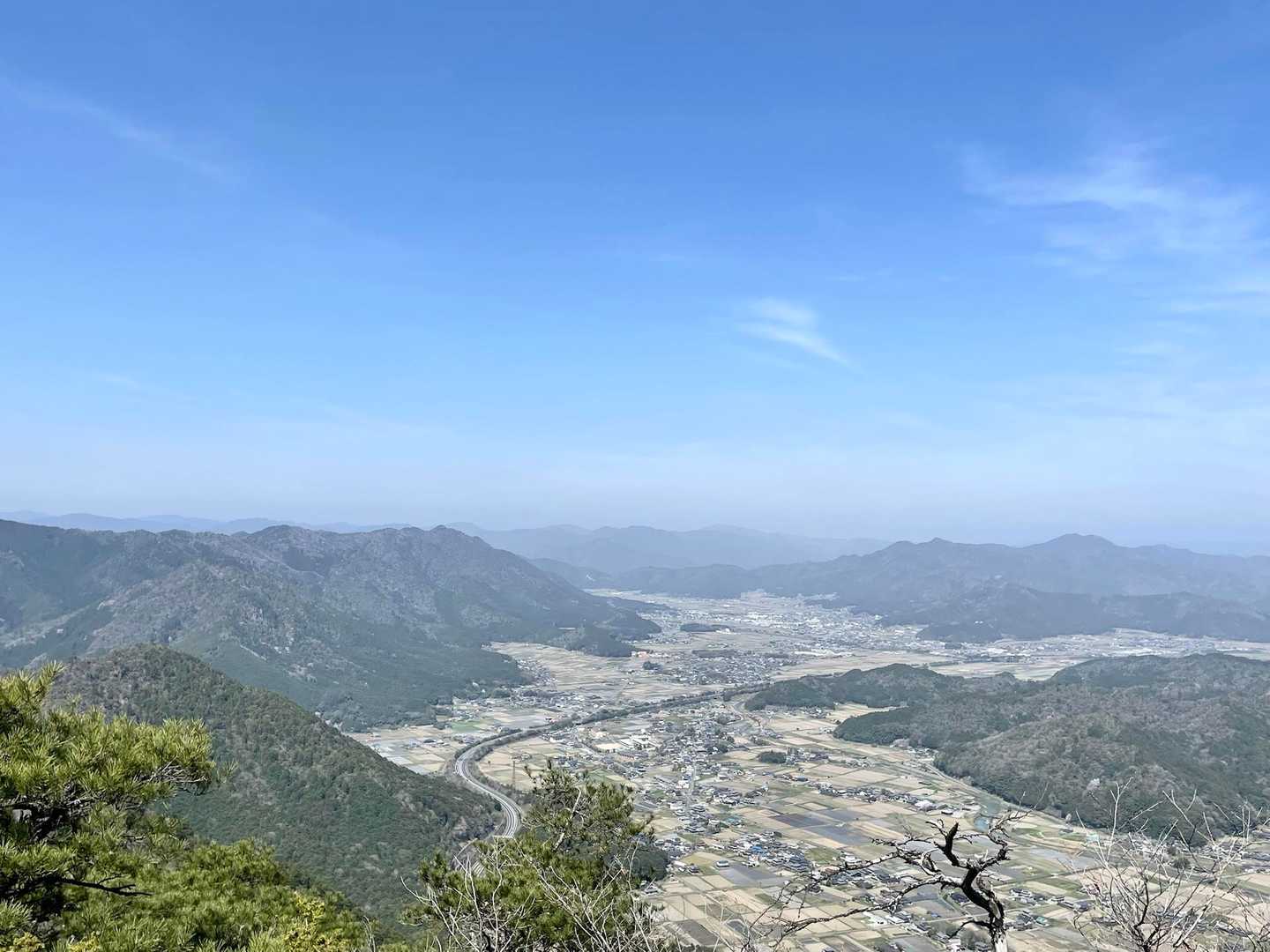 北は霞んでいますね
正面が春日インター付近