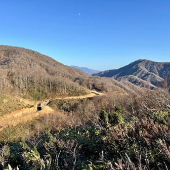 高倉峠が見えた。
後は斜面を下りるだけ。長かった。ええ景色。