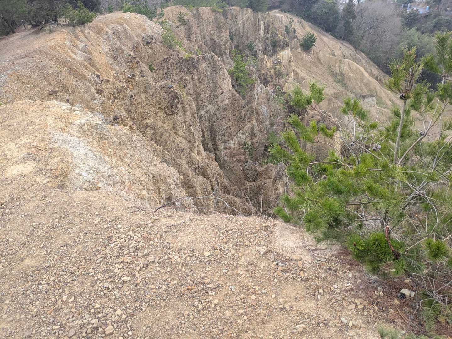 上から見たら、大きな窪地😯