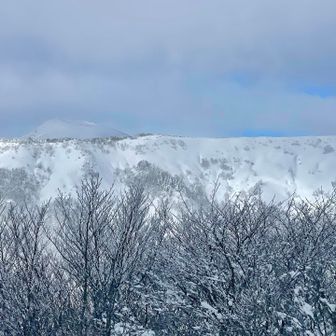 大松倉山山から奥に三ッ石山。
この冬も三ッ石山に登りたい。
行けるかなぁ？