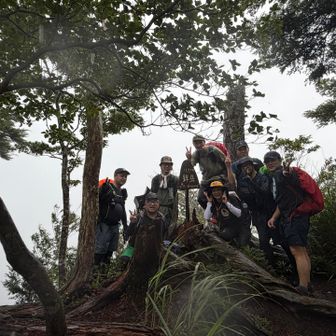 鉾岳山頂⛰️🙌
当たり前ですが、ガスガスで眺望なし😭笑