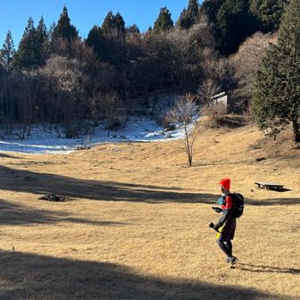黍殻山(きびがらやま)避難小屋と広場
トイレあり

お泊まりする人が多いようでした
