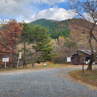 山頂は正面に見えるアレかな？