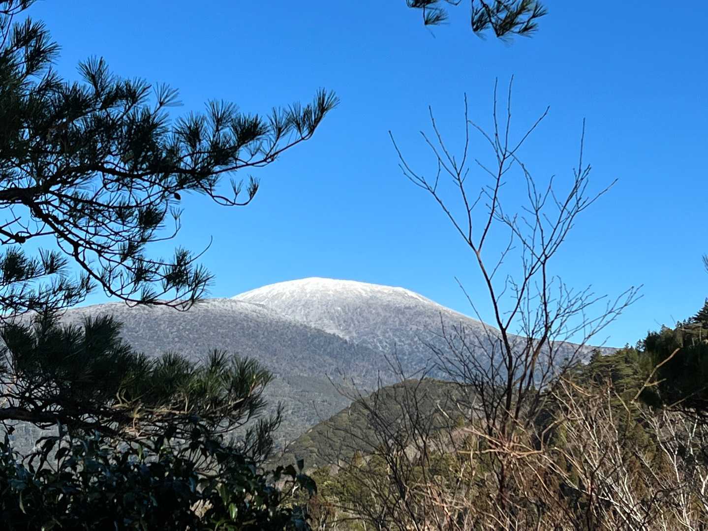韓国岳は雪化粧。
遠くから見ていても、優しい山容の良いお山ですね。