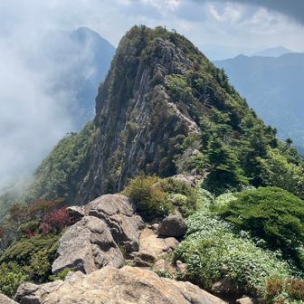 その先の南尖峰、こちらは破線ルート