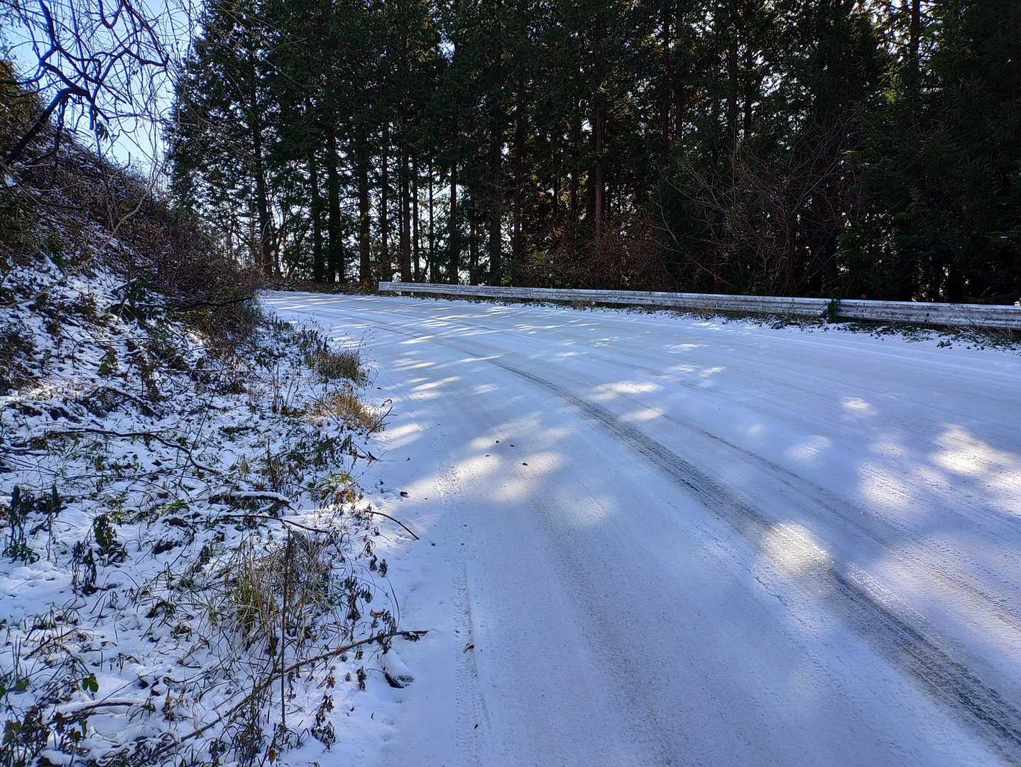 雪の後の車道はいつも凍結🧊💦