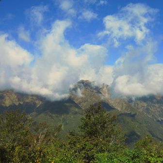 雲の間から大日岳のピーク付近が観える