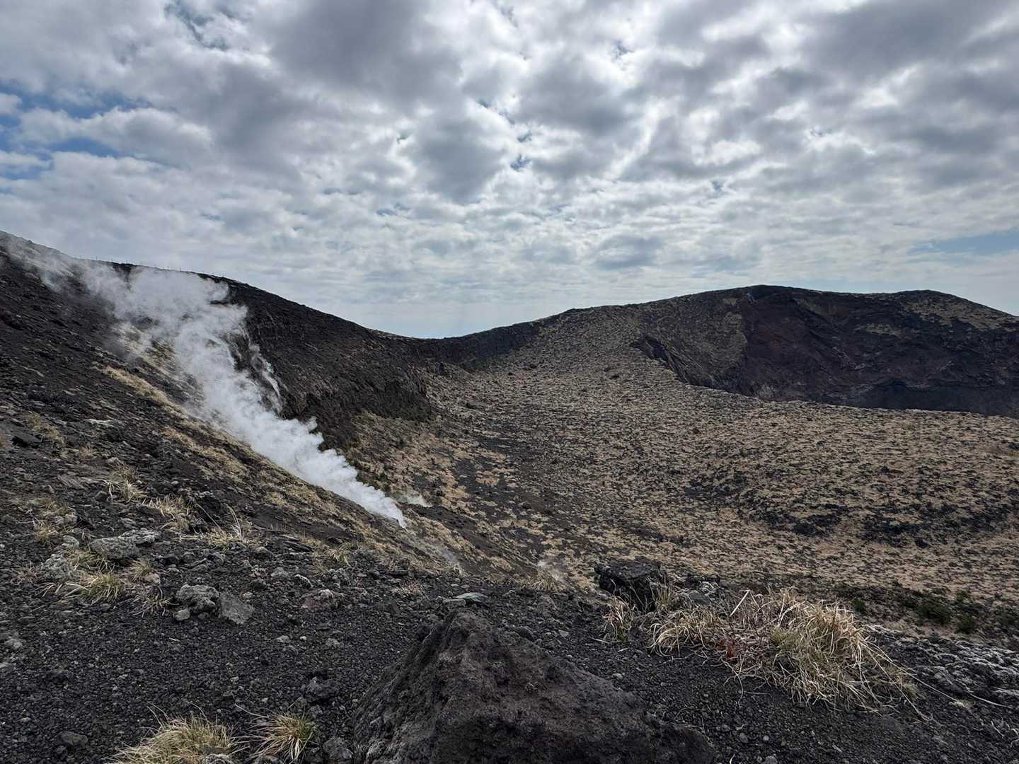 地下のマグマが温められて火口の周りから湯気が
上がってるらしい。硫黄臭はしませんでした