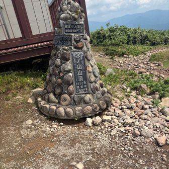 山頂石碑